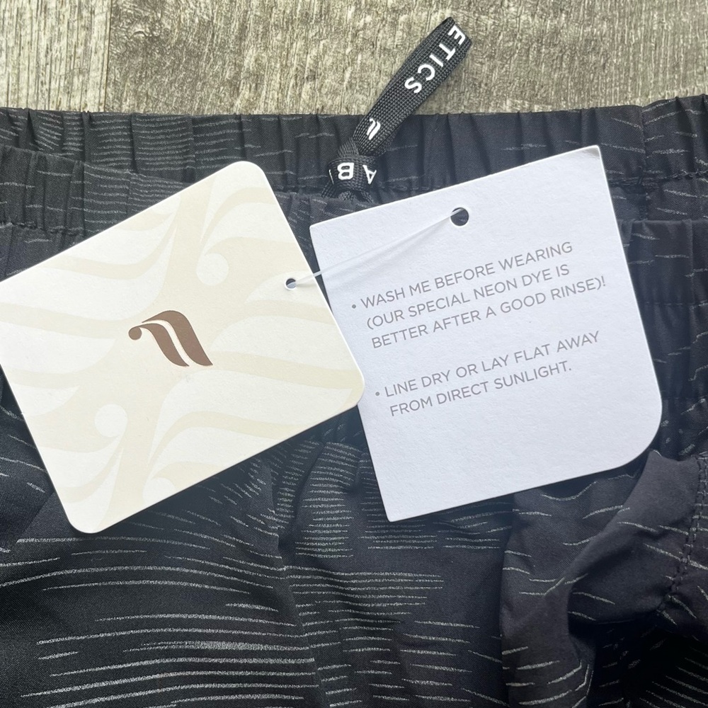 NWT Fabletics Eco Full Speed Run Short Black Reflective – Women’s M - Picture 3 of 7